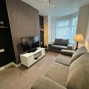 2br Stylish Ormeau Road House Belfast